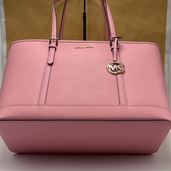 MICHAEL KORS
Jet Set Travel Lg Top Zip Shoulder Tote Saffiano Leather
Carnation - Picture 6 of 16